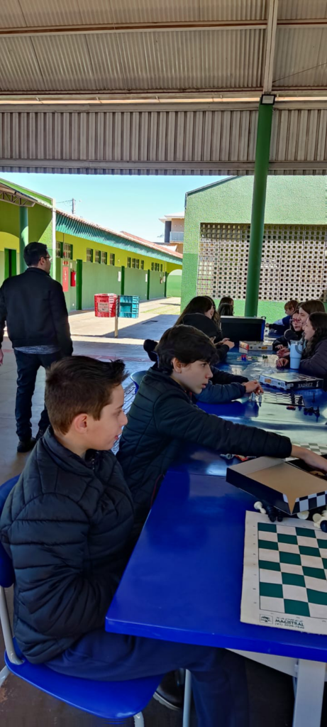 Entre Refeições e Aprendizado: A Dinâmica do Almoço no Ensino Integral