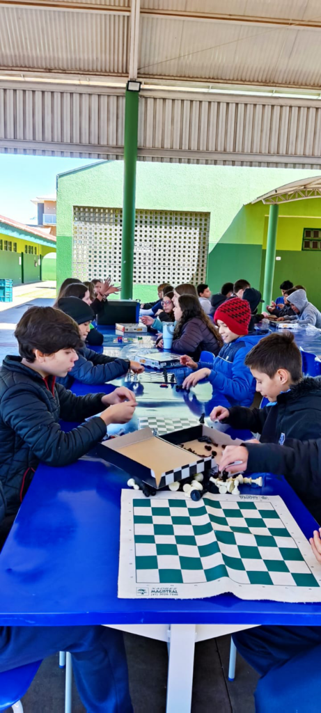 Entre Refeições e Aprendizado: A Dinâmica do Almoço no Ensino Integral